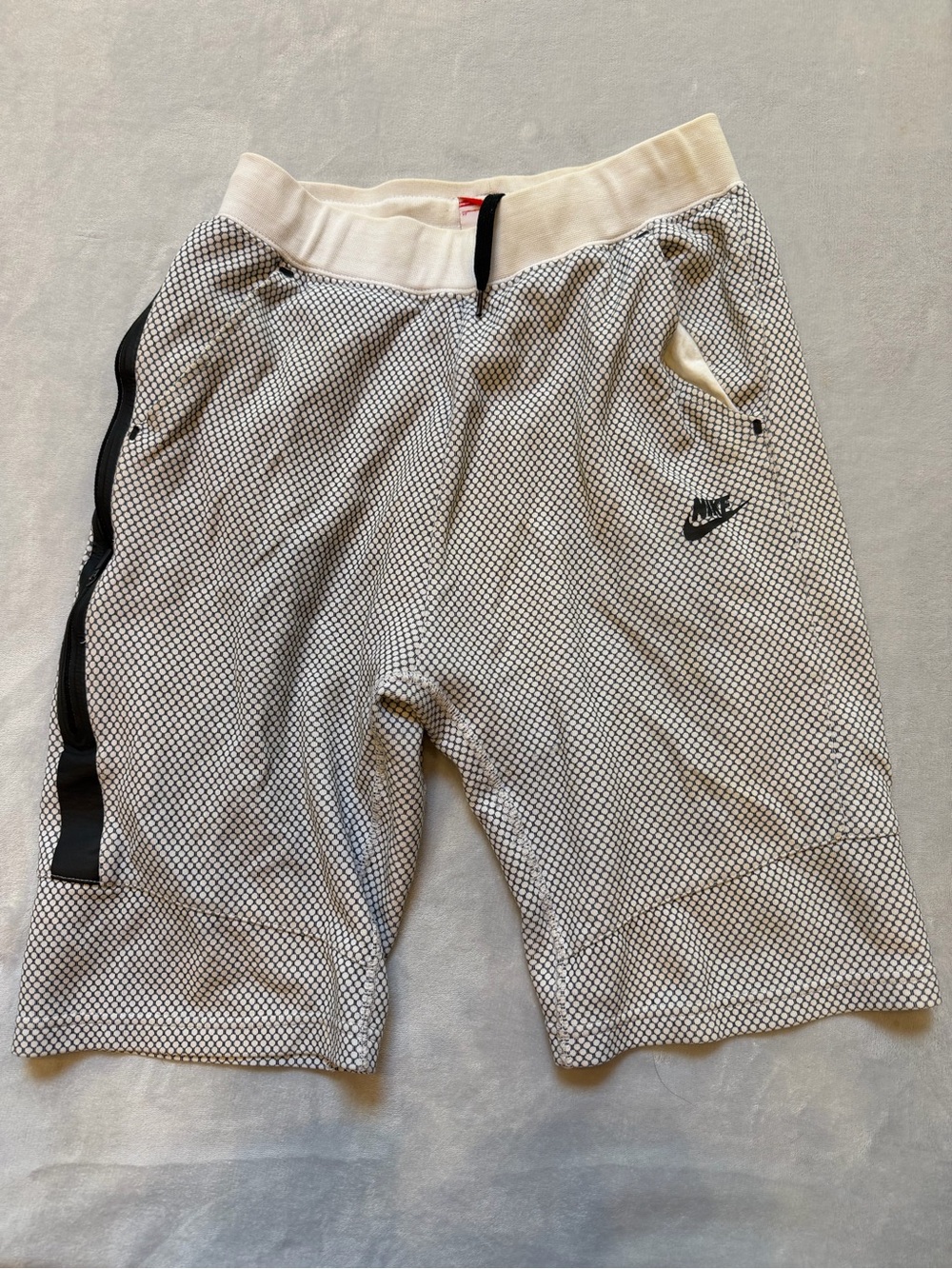 Nike Tech Fleece White Black Kids Boy XL Athletic Activewear Shorts Sporty
